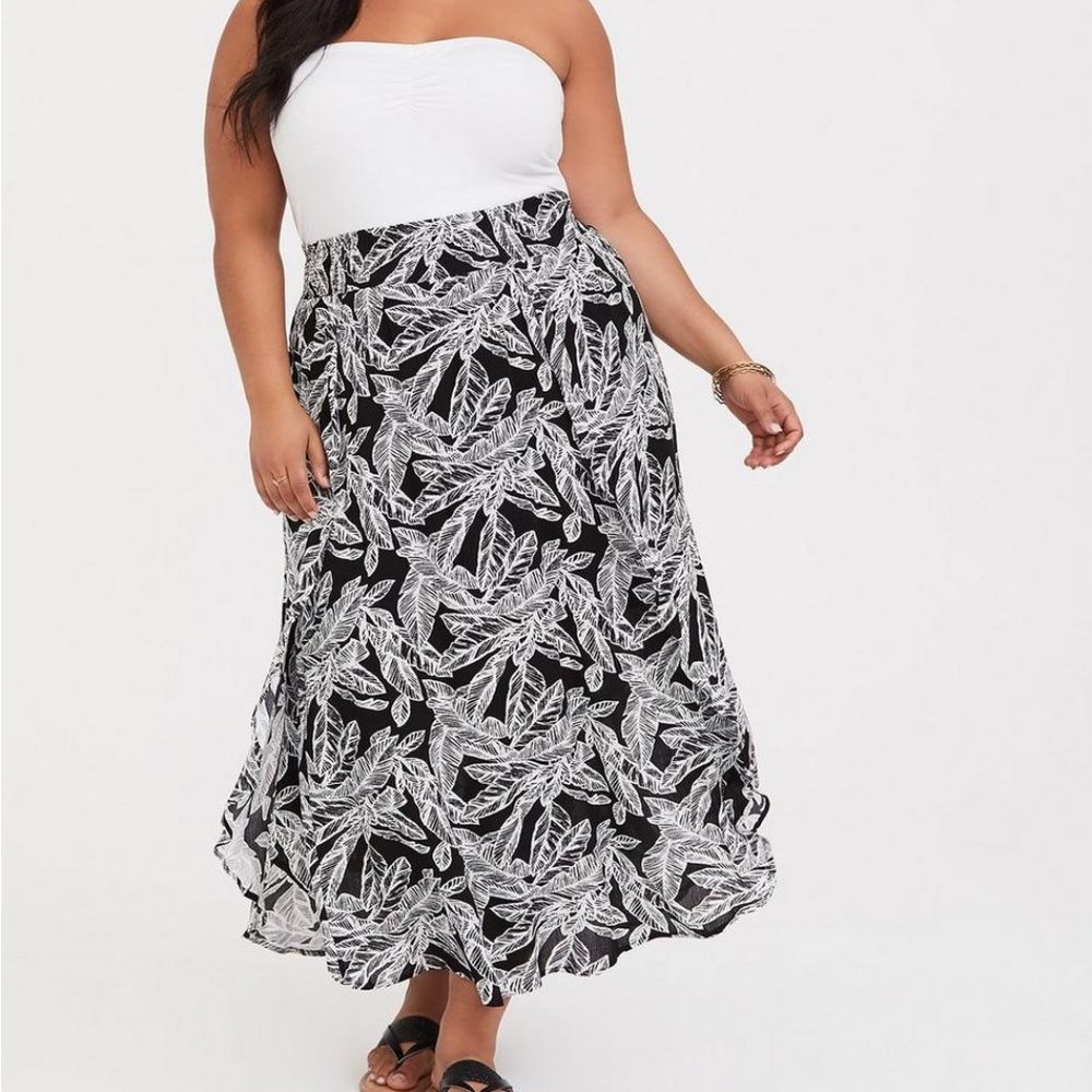 ** NWT ** Torrid Black & White Leaf Gauze Slit Maxi Skirt Size 2